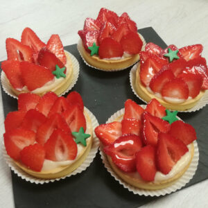 création du mois tartelette aux fraises disponible en boutique apporte le dessert à Dole pâtisserie sans gluten et sans allergènes DOLE Jura