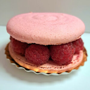 Macaron framboise, sans gluten et sans lait, avec un curd intense de framboise et framboises fraîches